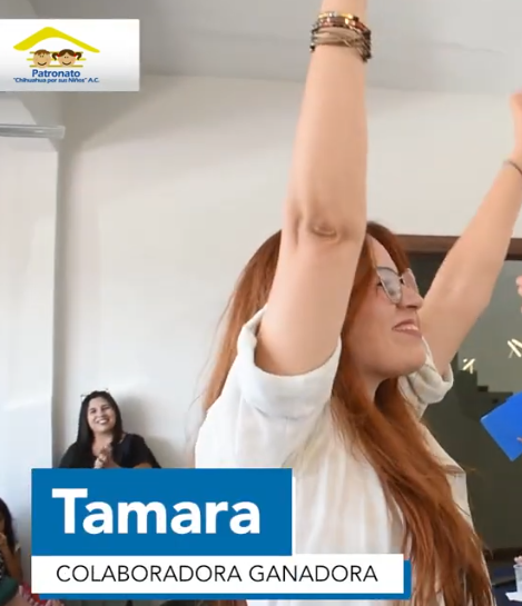 Entrega del premio a voluntaria por la venta del 1.er lugar en el 46.º Sorteo
